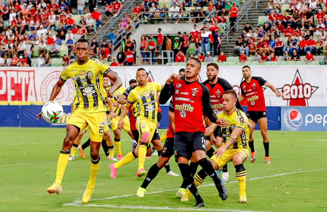 Caracas F.C y Deportivo Táchira igualan en el Olímpico