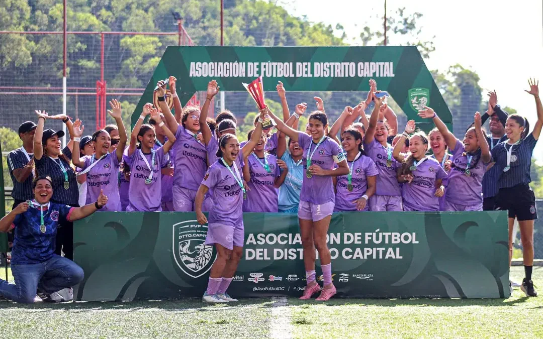 Liga Distrital Esmeralda cuenta con sus nuevas reinas en cinco categorias